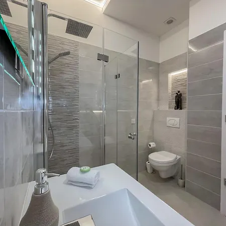 Luxury Across Iconic Building, Central, Ac, Metro 1, Sleeps 6 Будапешт