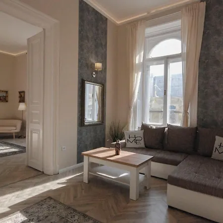 Апартаменты Luxury Across Iconic Building, Central, Ac, Metro 1, Sleeps 6 Будапешт
