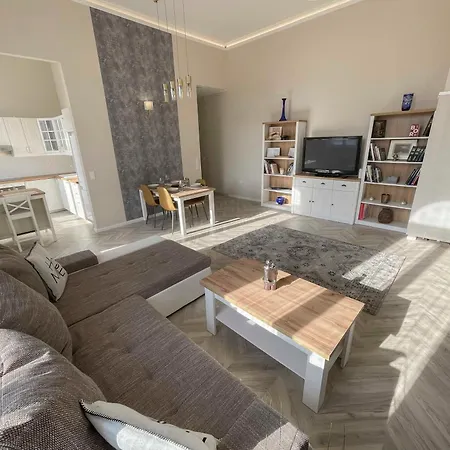 Luxury Across Iconic Building, Central, Ac, Metro 1, Sleeps 6