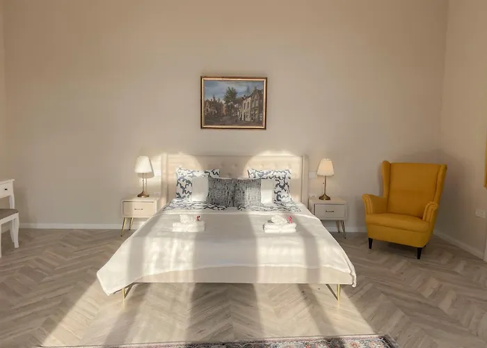 Luxury Across Iconic Building, Central, Ac, Metro 1, Sleeps 6 *