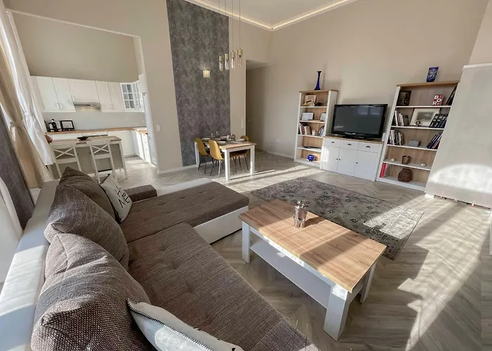 شقة Luxury Across Iconic Building, Central, Ac, Metro 1, Sleeps 6 بودابست