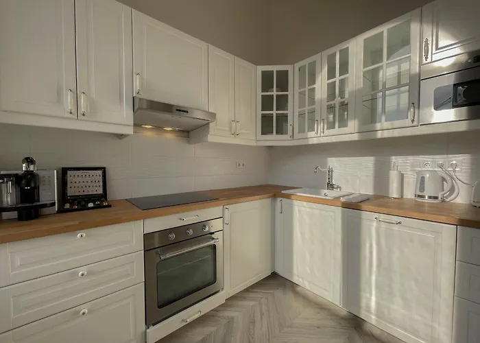 Luxury Across Iconic Building, Central, Ac, Metro 1, Sleeps 6 * ブダペスト