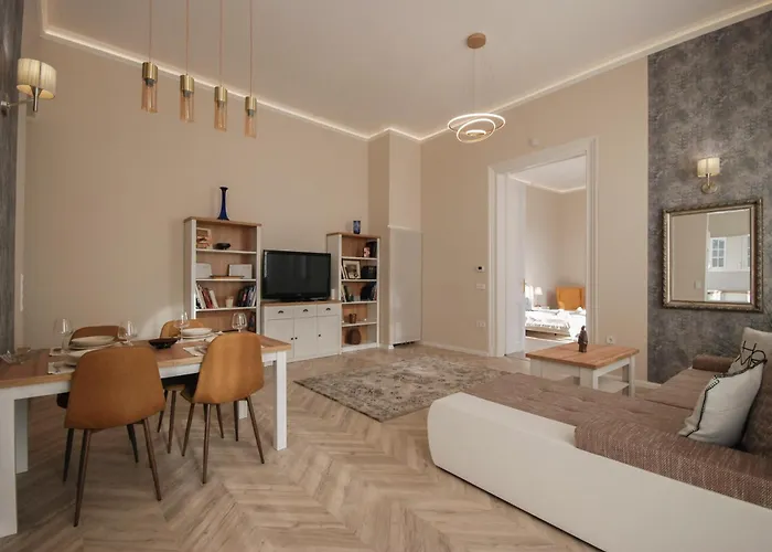 アパート Luxury Across Iconic Building, Central, Ac, Metro 1, Sleeps 6 ブダペスト