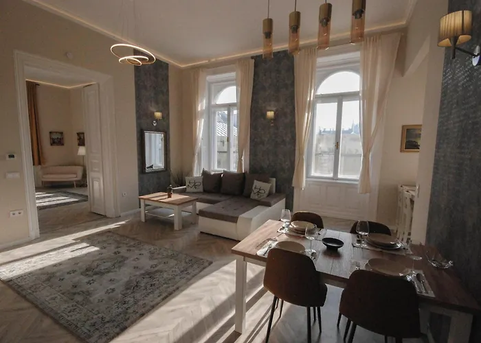 Luxury Across Iconic Building, Central, Ac, Metro 1, Sleeps 6