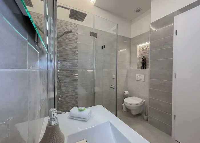 Luxury Across Iconic Building, Central, Ac, Metro 1, Sleeps 6 بودابست