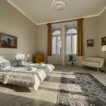 Luxury Across Iconic Building, Central, Ac, Metro 1, Sleeps 6 Budapest