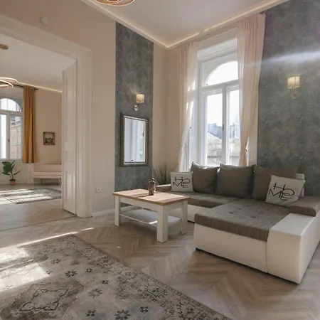 Luxury Across Iconic Building, Central, Ac, Metro 1, Sleeps 6 Budapest