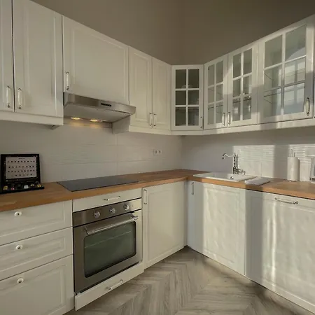 Luxury Across Iconic Building, Central, Ac, Metro 1, Sleeps 6 * Budapest
