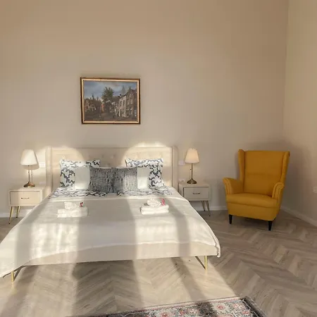 Luxury Across Iconic Building, Central, Ac, Metro 1, Sleeps 6 Apartment *