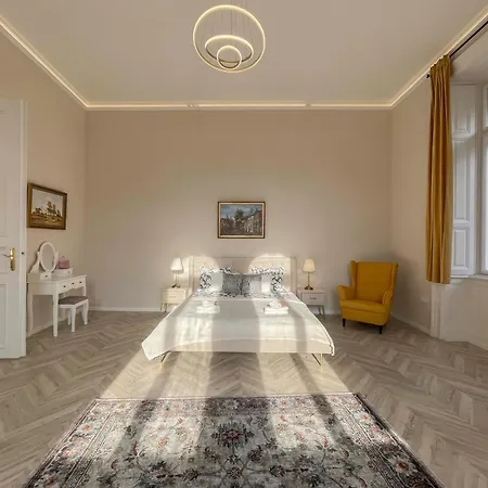 Apartment Luxury Across Iconic Building, Central, Ac, Metro 1, Sleeps 6 *