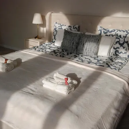 Luxury Across Iconic Building, Central, Ac, Metro 1, Sleeps 6 Apartment Budapest