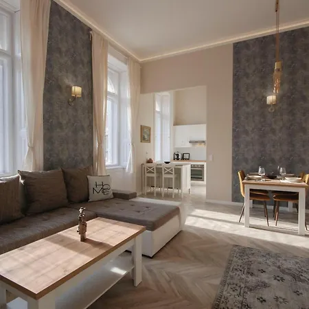 Luxury Across Iconic Building, Central, Ac, Metro 1, Sleeps 6 * Budapest
