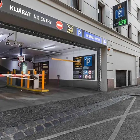 Luxury Across Iconic Building, Central, Ac, Metro 1, Sleeps 6 Apartment Budapest