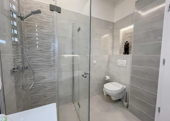 Luxury Across Iconic Building, Central, Ac, Metro 1, Sleeps 6