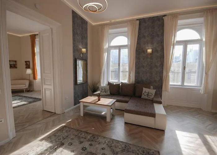 Luxury Across Iconic Building, Central, Ac, Metro 1, Sleeps 6 Lägenhet Budapest