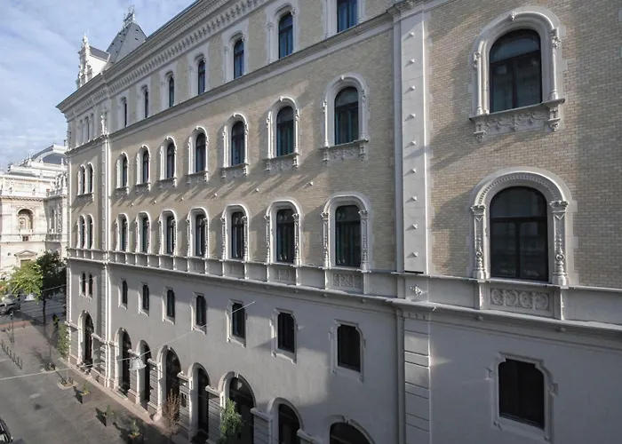 Lägenhet Luxury Across Iconic Building, Central, Ac, Metro 1, Sleeps 6 Budapest