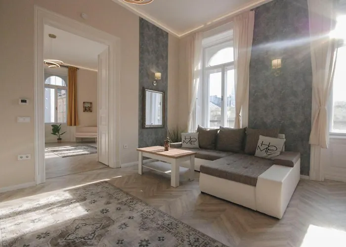 Luxury Across Iconic Building, Central, Ac, Metro 1, Sleeps 6 Budapest