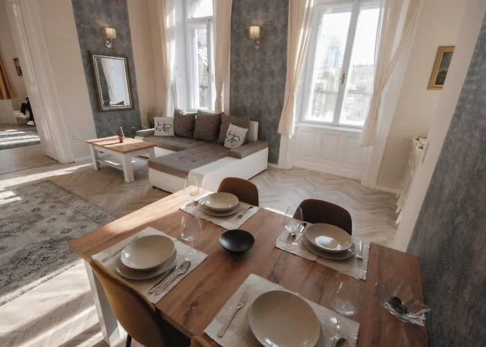 Luxury Across Iconic Building, Central, Ac, Metro 1, Sleeps 6 * Budapest