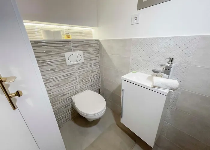 Luxury Across Iconic Building, Central, Ac, Metro 1, Sleeps 6