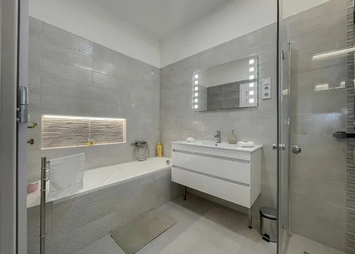 Luxury Across Iconic Building, Central, Ac, Metro 1, Sleeps 6 Lägenhet