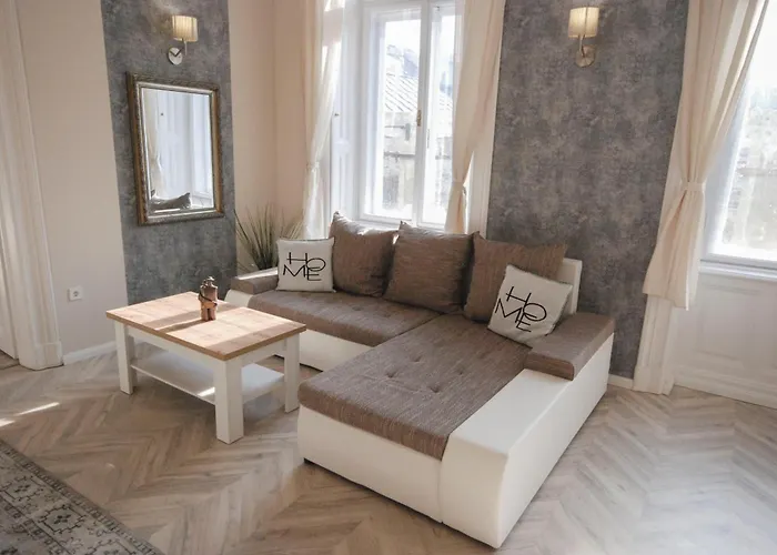 Luxury Across Iconic Building, Central, Ac, Metro 1, Sleeps 6 *