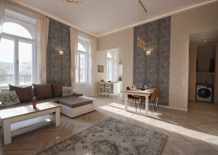 Luxury Across Iconic Building, Central, Ac, Metro 1, Sleeps 6 Budapest