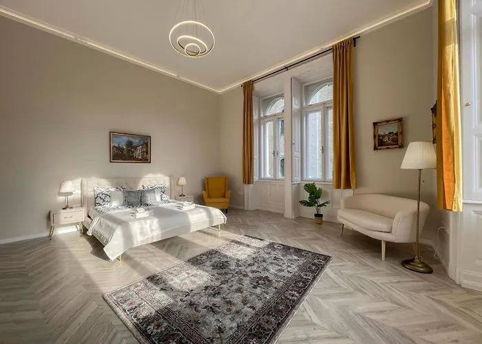 Luxury Across Iconic Building, Central, Ac, Metro 1, Sleeps 6 Budapest