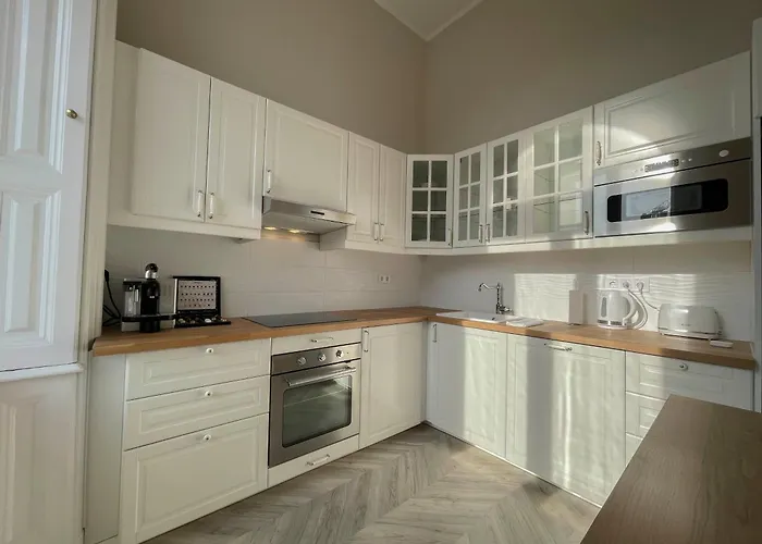 Lägenhet Luxury Across Iconic Building, Central, Ac, Metro 1, Sleeps 6 Budapest