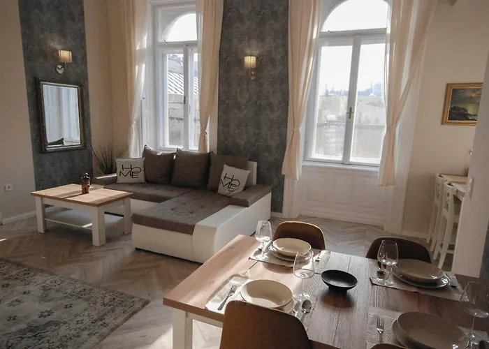 Luxury Across Iconic Building, Central, Ac, Metro 1, Sleeps 6 *
