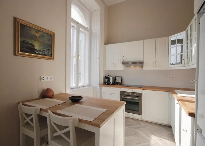 Luxury Across Iconic Building, Central, Ac, Metro 1, Sleeps 6