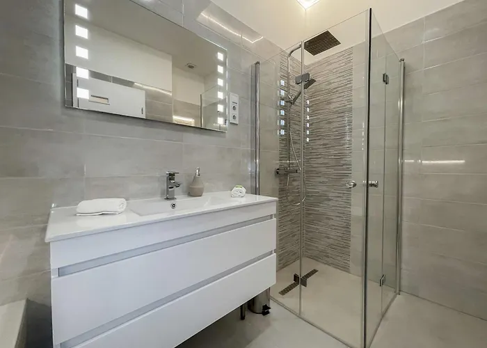 Luxury Across Iconic Building, Central, Ac, Metro 1, Sleeps 6 Lägenhet