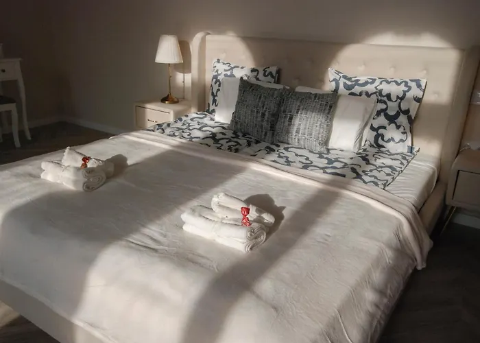 Luxury Across Iconic Building, Central, Ac, Metro 1, Sleeps 6 Lägenhet Budapest
