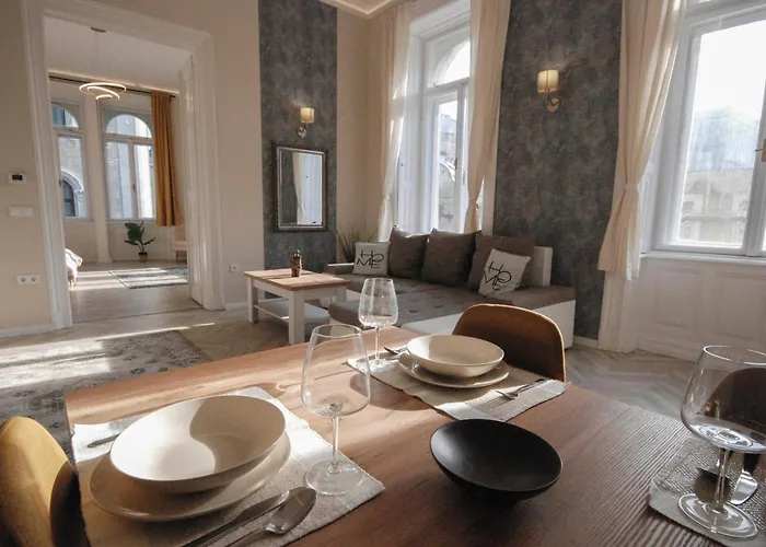Luxury Across Iconic Building, Central, Ac, Metro 1, Sleeps 6 Budapest