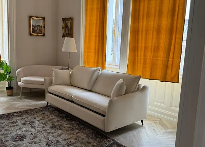 Luxury Across Iconic Building, Central, Ac, Metro 1, Sleeps 6 * Budapest