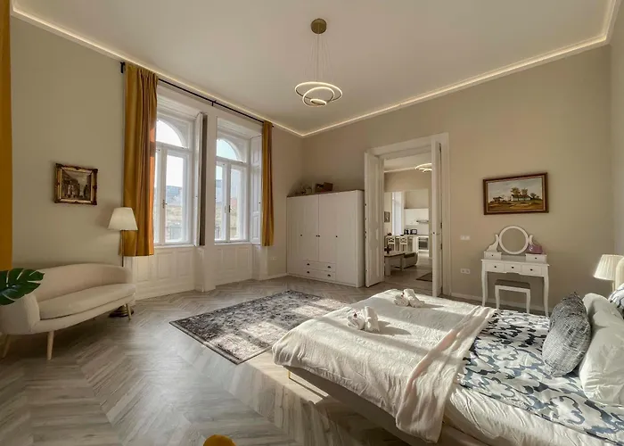 Luxury Across Iconic Building, Central, Ac, Metro 1, Sleeps 6 *