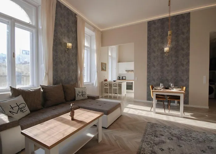 Luxury Across Iconic Building, Central, Ac, Metro 1, Sleeps 6 * Budapest