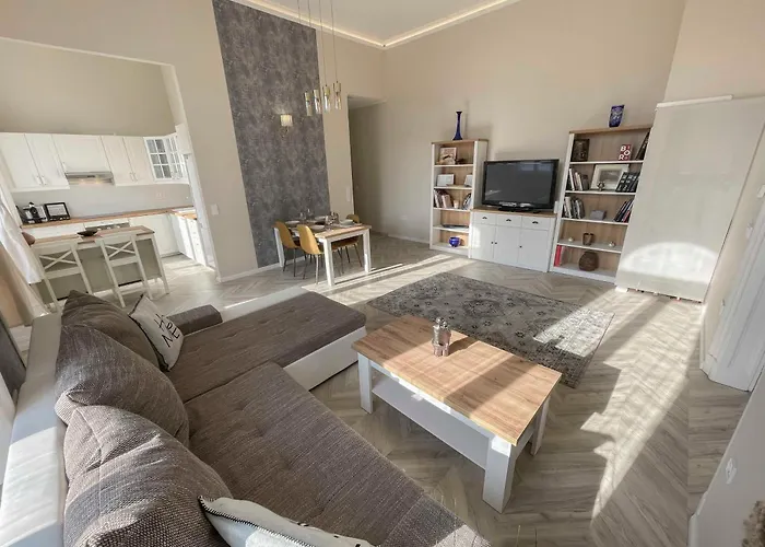 Luxury Across Iconic Building, Central, Ac, Metro 1, Sleeps 6