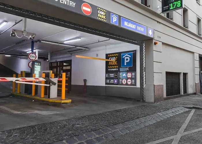 Luxury Across Iconic Building, Central, Ac, Metro 1, Sleeps 6 Lägenhet Budapest