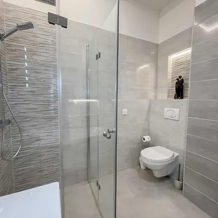 Luxury Across Iconic Building, Central, Ac, Metro 1, Sleeps 6